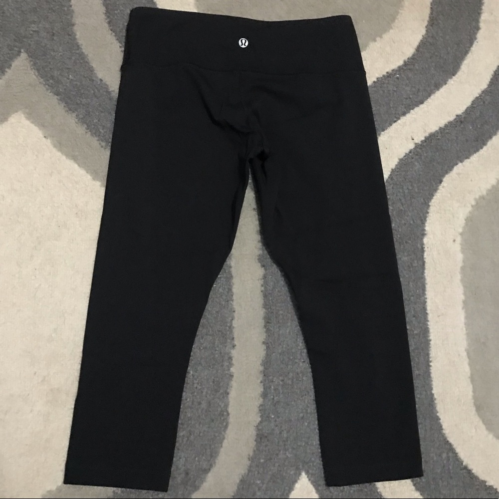🆕WOMENS LULULEMON BLACK ATHLETIC CAPRI CROPS!😍💙 - Picture 3 of 4